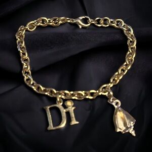 Di gold tone conch shell charm bracelet